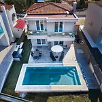 Sun & Splash By Golden Host * Kriopigi